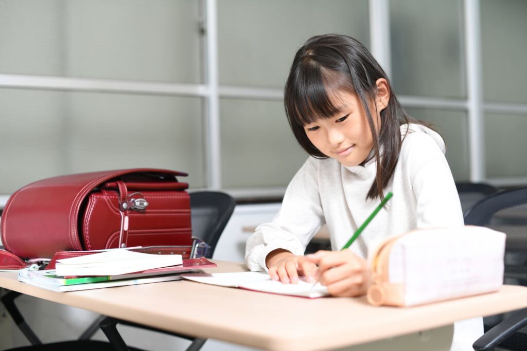 受験勉強する小学生