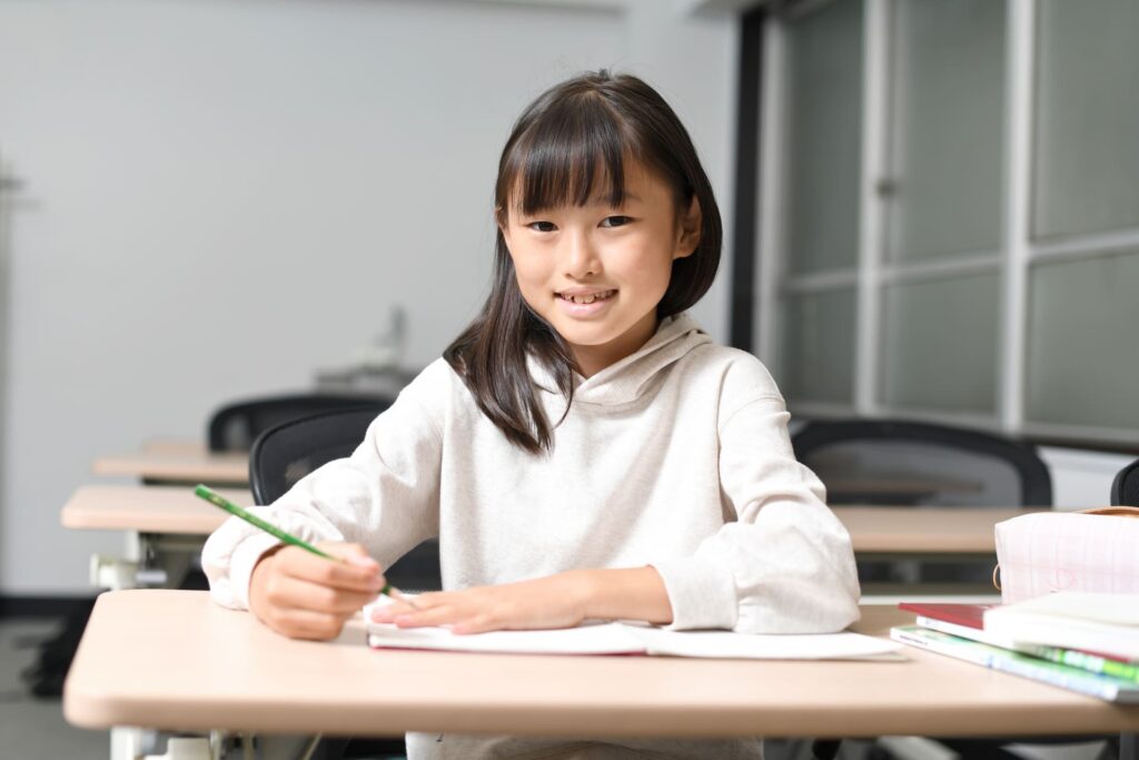 勉強する子供