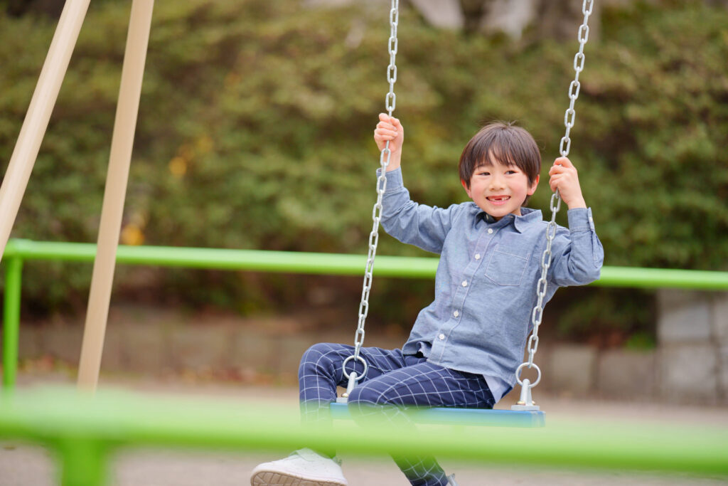 ブランコに乗る男の子