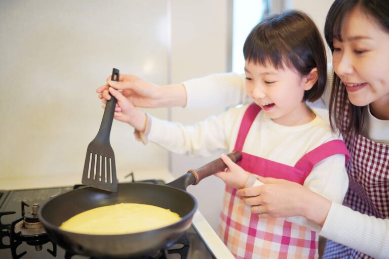 料理をする親子